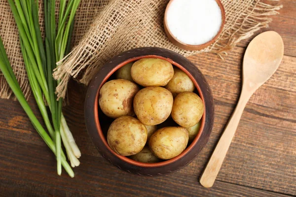 Batatas jovens fervidas com cebolas verdes e sal — Fotografia de Stock