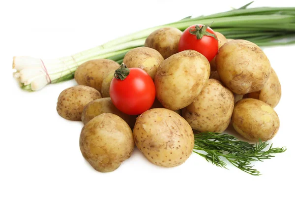 Batatas cozidas com endro, tomates cereja e cebolas verdes — Fotografia de Stock