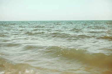 Güzel deniz ve mavi gökyüzü