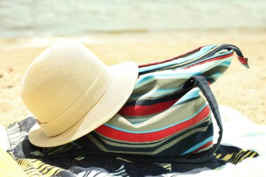 plaj çantası ve hasır şapka