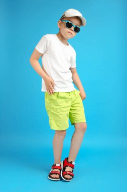 Yaz giysileri ve güneş gözlüğü çocuk 