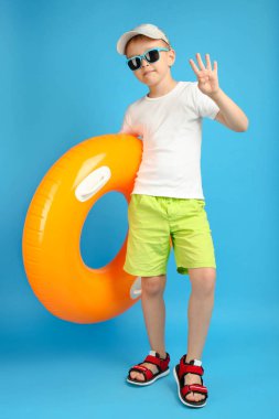 Büyük turuncu şişme daire ile Boy