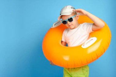 Büyük turuncu şişme daire ile Boy