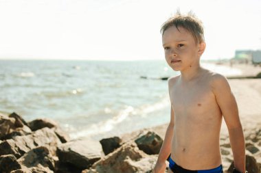 Denizde dinlenen mayolu çocuk 