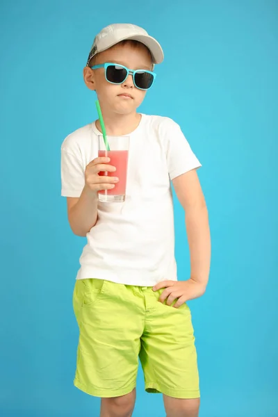 Menino em roupas de verão com suco refrescante — Fotografia de Stock