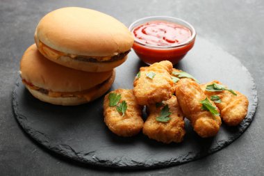 Nuggets, iki çizburger ve biber sosu