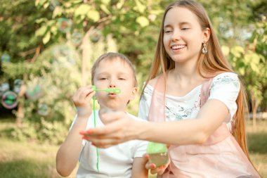 ther ve kız kardeşi sabun kabarcıkları üfleme 