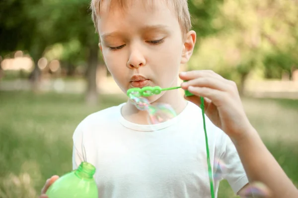 Ragazzo che soffia bolle di sapone — Foto Stock