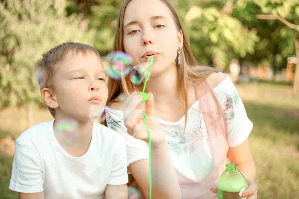 Ther e sorella soffiando bolle di sapone — Foto Stock