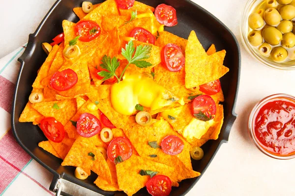 Nachos mit Kirsche und Oliven in Käsesauce — Stockfoto