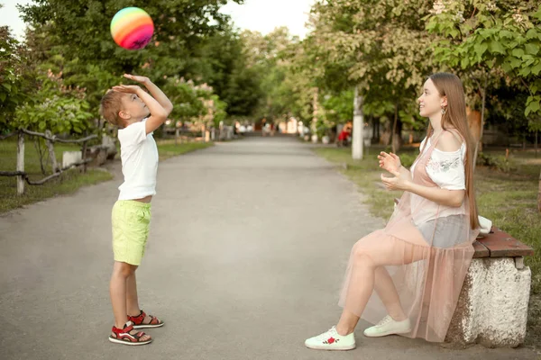 Hermano y hermana jugando con brillante bola multicolor — Foto de Stock