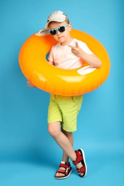 Büyük turuncu şişme daire ile Boy