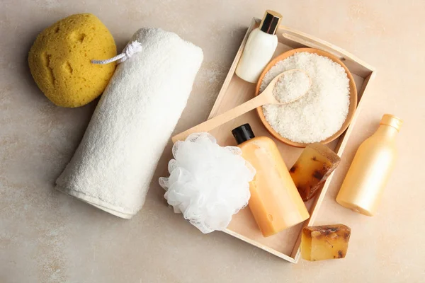 Kosmetyki do pielęgnacji ciała, sól morska, Naturalne mydło na drewnianej tacy — Zdjęcie stockowe