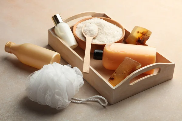 Kosmetyki do pielęgnacji ciała, sól morska, ręcznik i naturalne ręcznie tak — Zdjęcie stockowe