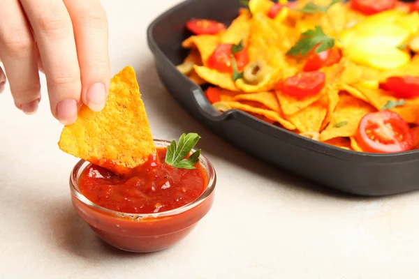 Chips de nachos crujientes sumergidos en salsa de chile picante —  Fotos de Stock