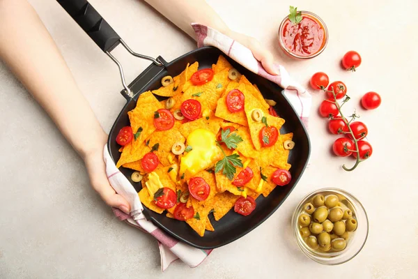 Nachos de maíz con cereza y aceitunas en salsa de queso —  Fotos de Stock