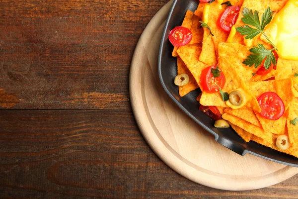 Nachos de maíz con cereza y aceitunas —  Fotos de Stock