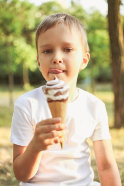 Serinletici dondurma ile küçük çocuk