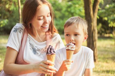 abi ve kız kardeş ferahlatıcı dondurma yemek 