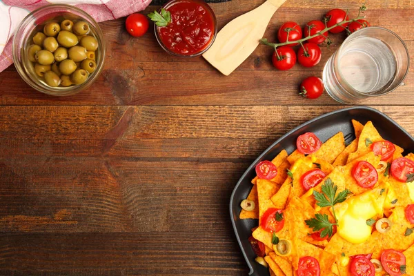 Mais-Chips-Nachos mit Kirschen und Oliven in pa — Stockfoto