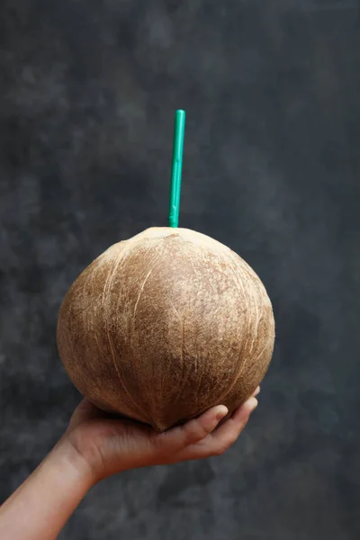 Tropikalny cały orzech kokosowy — Zdjęcie stockowe