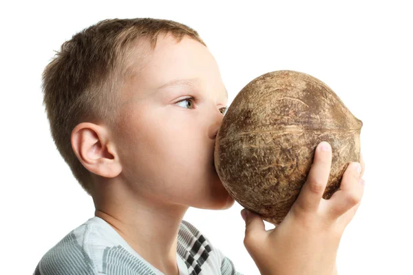 Niño bebe agua de coco — Foto de Stock