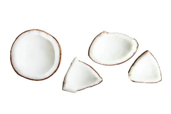 Plátky zlomeného exotického kokosového ořechu — Stock fotografie