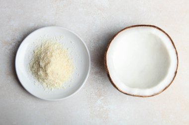 Yarım doğal hindistan cevizi ve hindistan cevizi cipsi