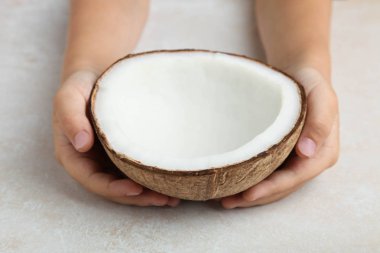 Elinde hindistan cevizi yarısı