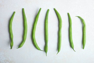 Nötr arka planda olgun organik doğal dize fasulye Demet.