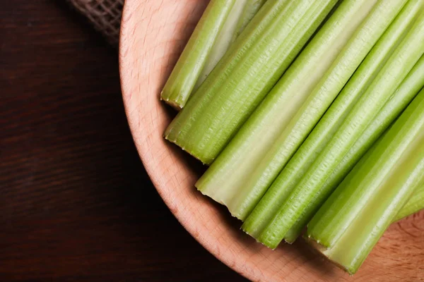 Celer nakrájený do hluboké dřevěné mísy — Stock fotografie
