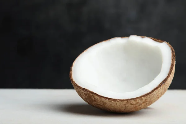 Jedna polovina přírodního exotického kokosového ořechu — Stock fotografie