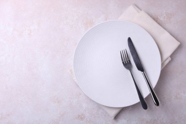 plaka ve peçete üzerinde çatal 