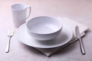 Güzel beyaz yemekler ve çatal bıçak takımı 