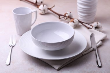 Güzel beyaz yemekler ve çatal bıçak takımı 