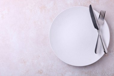 boş tabak ve çatal bıçak takımı