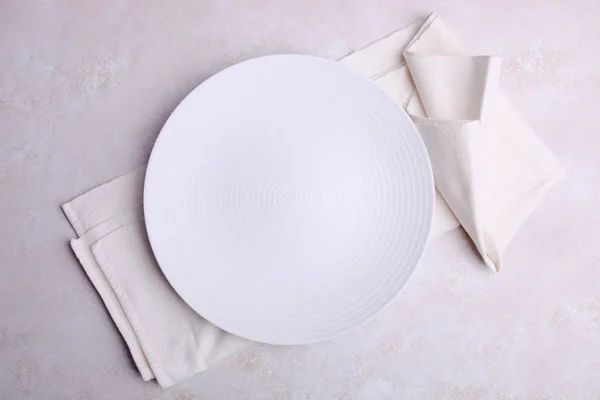 Пустая тарелка на салфетке — стоковое фото