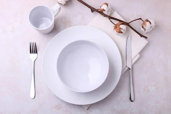 Güzel beyaz yemekler ve çatal bıçak takımı — Stok fotoğraf
