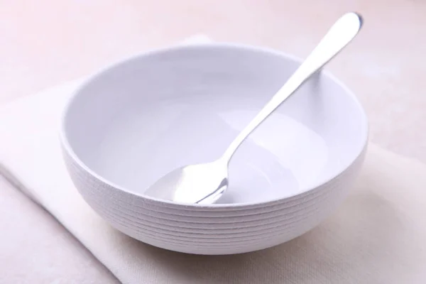 Чистая миска для супа и ложка — стоковое фото