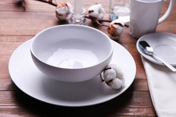 Чистые белые блюда и столовые приборы, романтический ужин — стоковое фото
