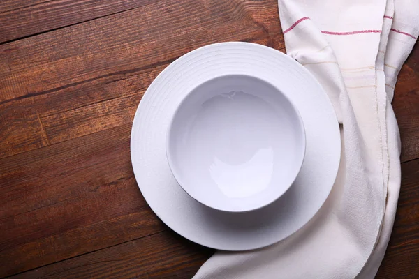 냅킨에 흰색 깨끗한 접시 2개 — 스톡 사진