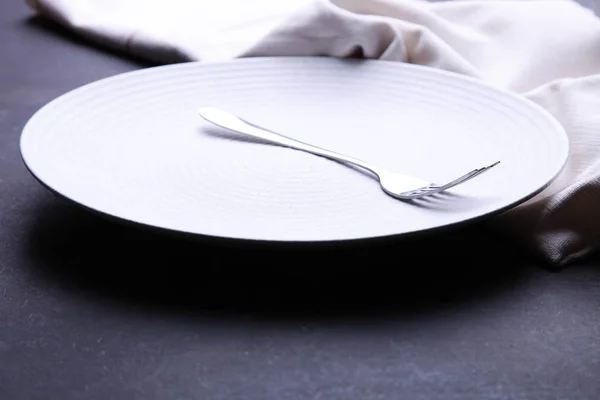 Чистая белая тарелка, вилка и салфетка — стоковое фото