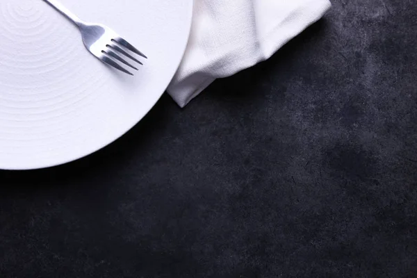 Чистая белая тарелка, вилка и салфетка — стоковое фото