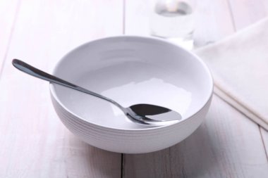 kaşık ve bardak su ile çorba için plaka