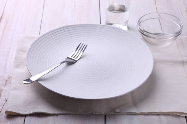 çatal ve cam su ile plaka