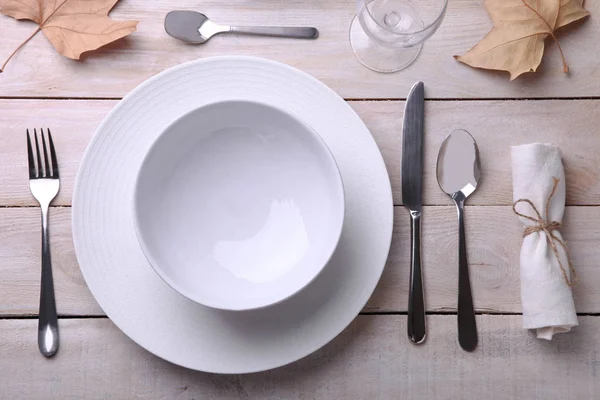Bellissimi piatti bianchi, posate e tovagliolo — Foto Stock