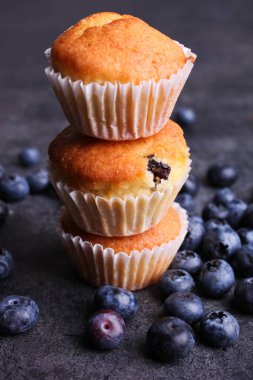 Pişmiş kekler ve taze olgun yaban mersini