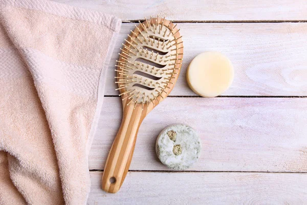 Pevný šampon a vlasový kondicionér s hřebenem a ručníkem — Stock fotografie