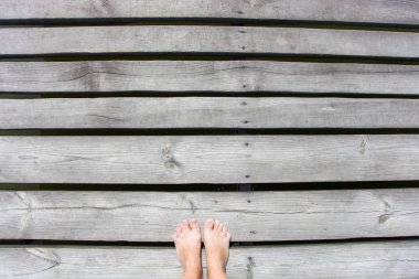  ahşap arka plan üzerinde çıplak ayak