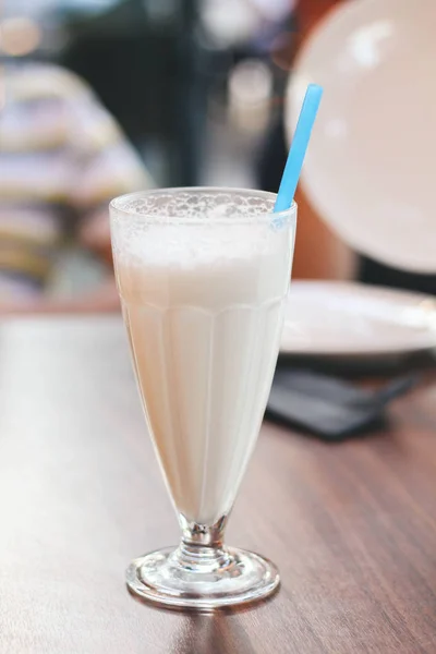 Milkshake med halmstrån — Stockfoto